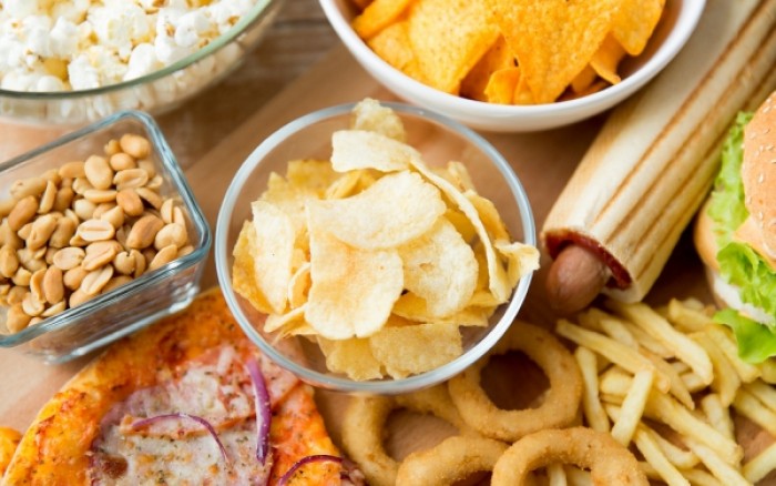 Πόσο επικίνδυνο είναι το πρόχειρο φαγητό για τη μνήμη