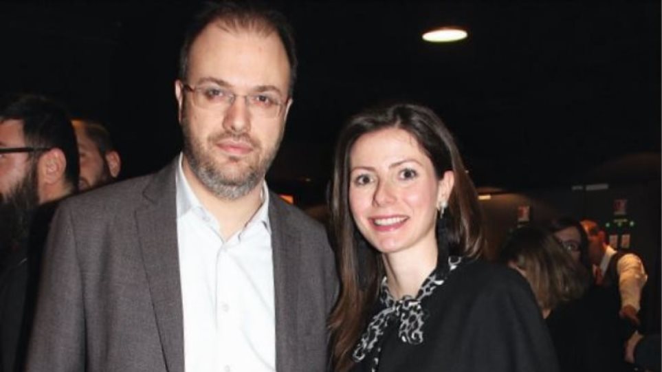 Συνεχίζεται το προεκλογικό «πάρτι» διορισμών και μετατάξεων – Στην Εθνική Βιβλιοθήκη η σύζυγος Θ.Θεοχαρόπουλου (φώτο)