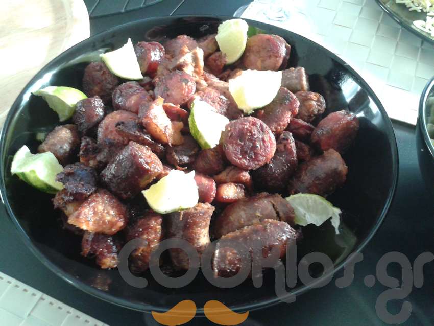 Η συνταγή της ημέρας: Τηγανιά με λουκάνικα, μπριζόλα χοιρινή και λάιμ