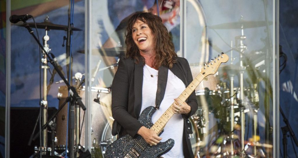 Η Alanis Morissette φωτογραφίζεται στα 45 της και έγκυος (φωτο)