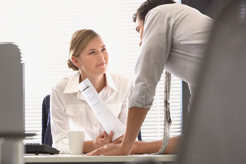 Ποια επαγγέλματα είναι πιθανότερο να συνευρεθούν με συνάδελφό τους;