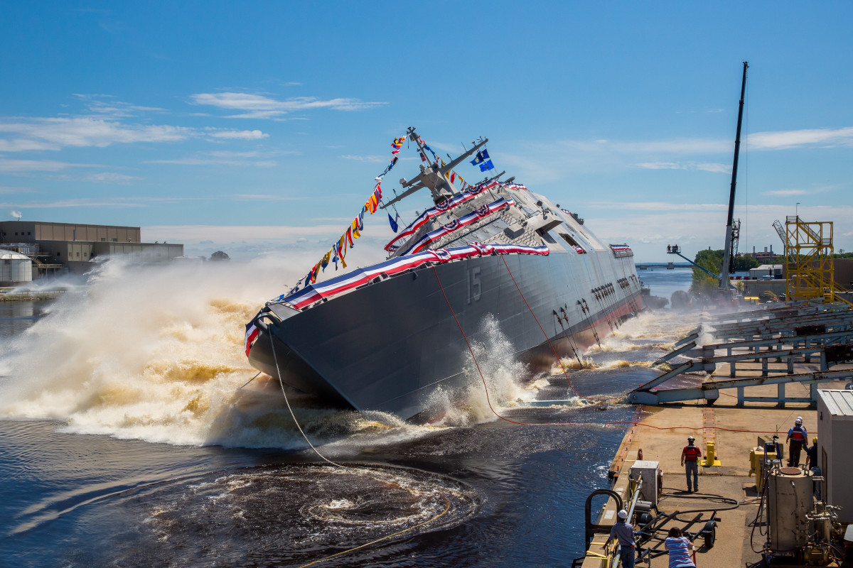 Nέο ατύχημα συγκλονίζει το US Navy: Το USS Billings συγκρούστηκε με φορτηγό πλοίο (βίντεο)