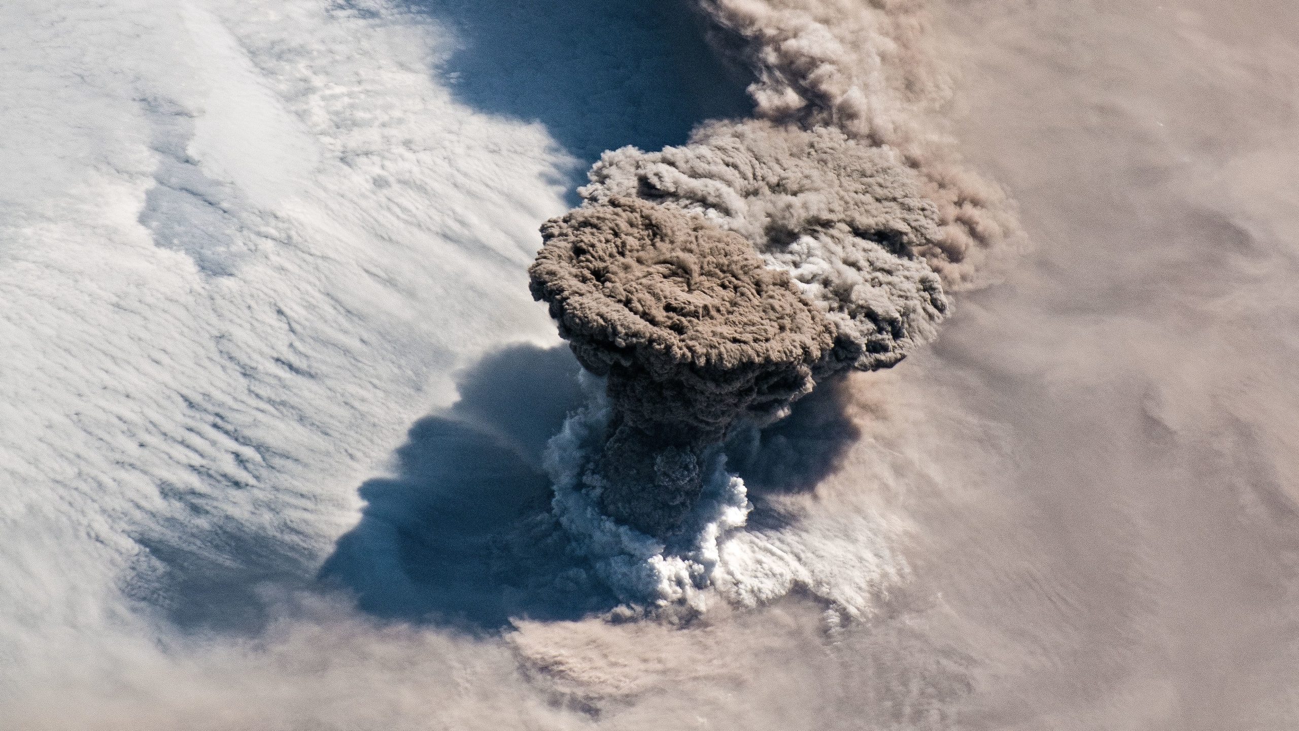Δείτε εντυπωσιακή φωτογραφία από το διάστημα από την έκρηξη του ηφαιστείου Raikoke (φωτο)