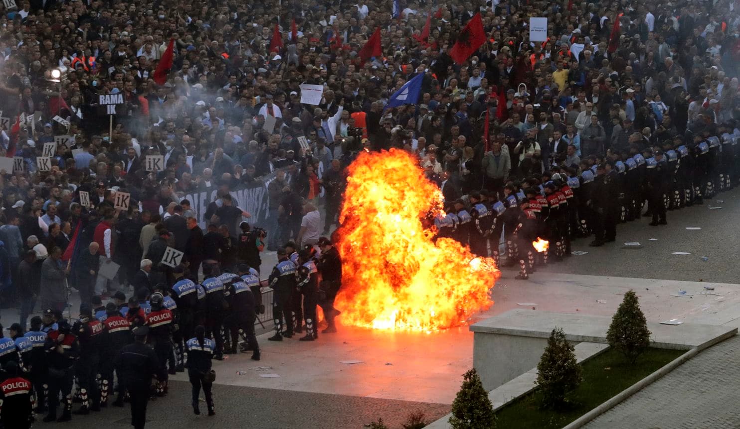 Xάος στην Αλβανία: Οργισμένοι διαδηλωτές πυρπολούν εκλογικά τμήματα (βίντεο)