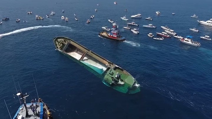 Δείτε εντυπωσιακά πλάνα από την βύθιση του εμπορικού πλοίου «Voice Bernadette» (βίντεο)