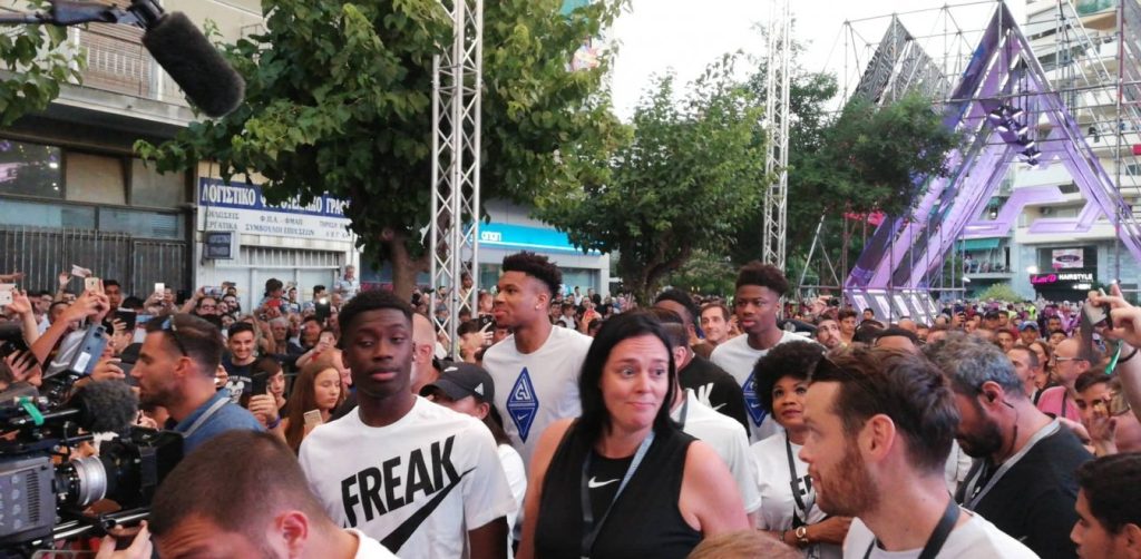 Επιστροφή του Αντετοκούνμπο στα Σεπόλια – Ντελίριο για τον Γιάννη στην περιοχή που ανδρώθηκε (βίντεο)