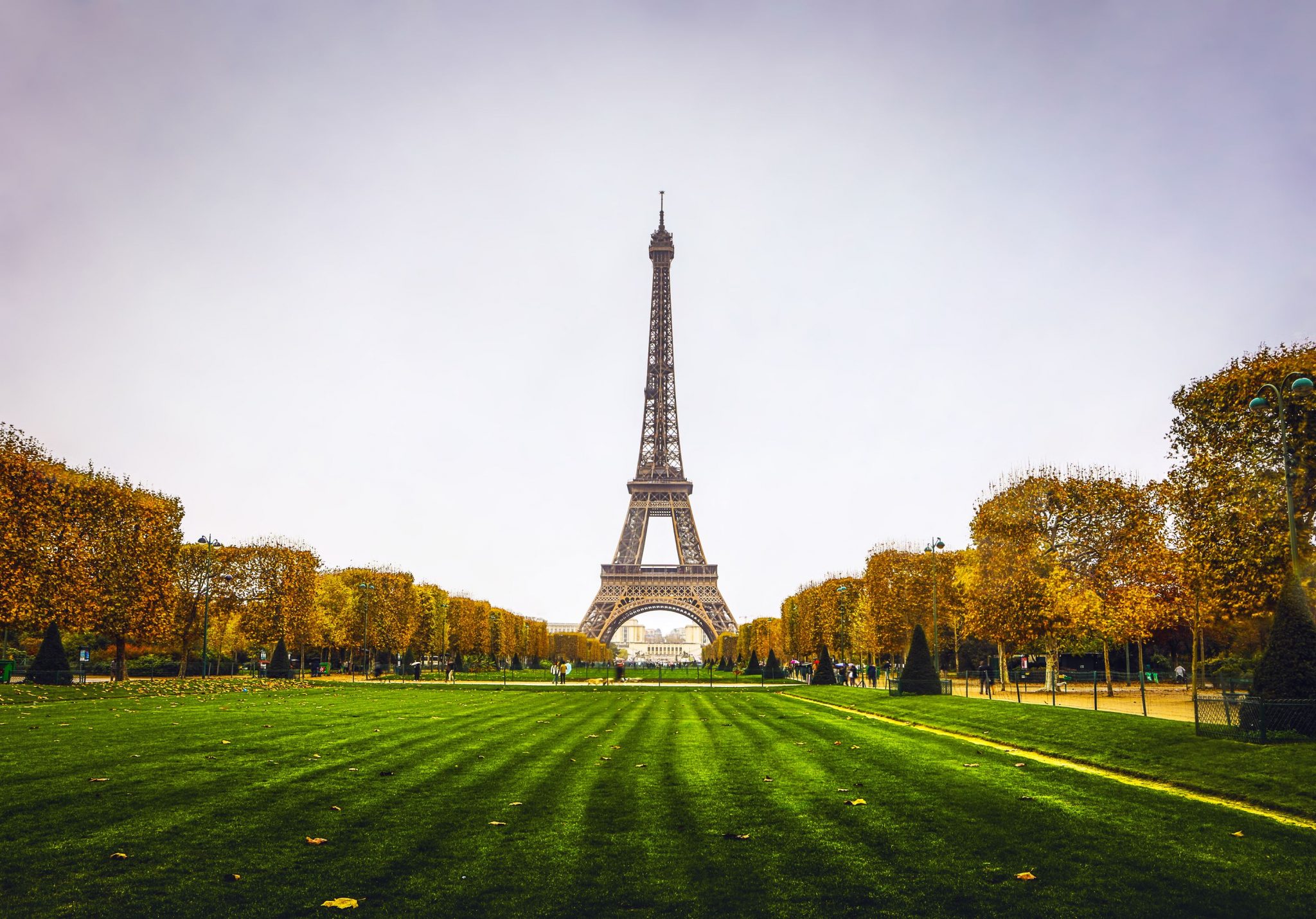 Τι χρώμα είχε ο Πύργος του Άιφελ όταν κατασκευάστηκε;