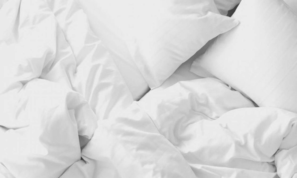 Αυτός είναι ο λόγος που πρέπει να να έχεις πάντα μαζί σου μια μαξιλαροθήκη όταν ταξιδεύεις