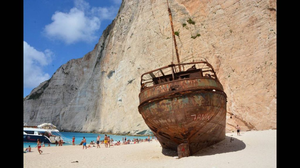 Εννιά παραλίες με ναυάγια στην Ελλάδα που μετατράπηκαν σε αξιοθέατα