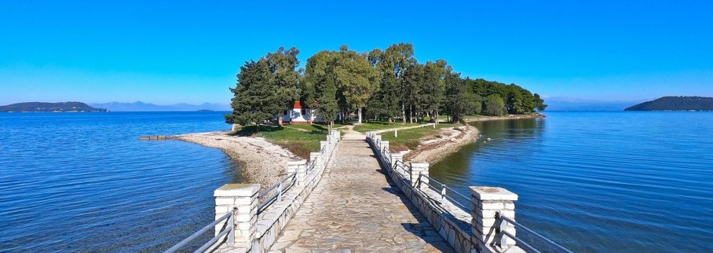 Αυτό είναι το μαγευτικό ελληνικό νησάκι που πας με τα πόδια (βίντεο)