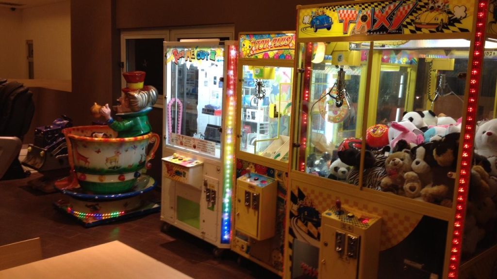 Ρόδος: 6χρονη τρυπώνει σε μηχάνημα με κουκλάκια για να πάρει αρκούδο (βίντεο)