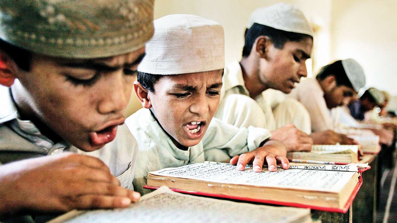 Πακιστάν: «Δάσκαλοι» σε ισλαμικό σχολείο κρέμασαν ανάποδα κι έδειραν παιδί (βίντεο)