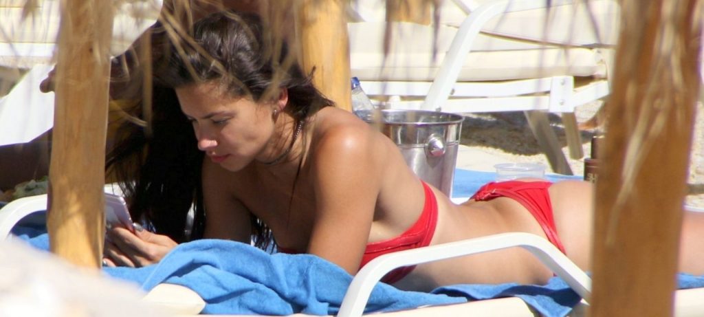 Η Adriana Lima εμφανίστηκε με μπουρνούζι στα 38 της χρόνια και «έριξε» το ίντερνετ (βίντεο)