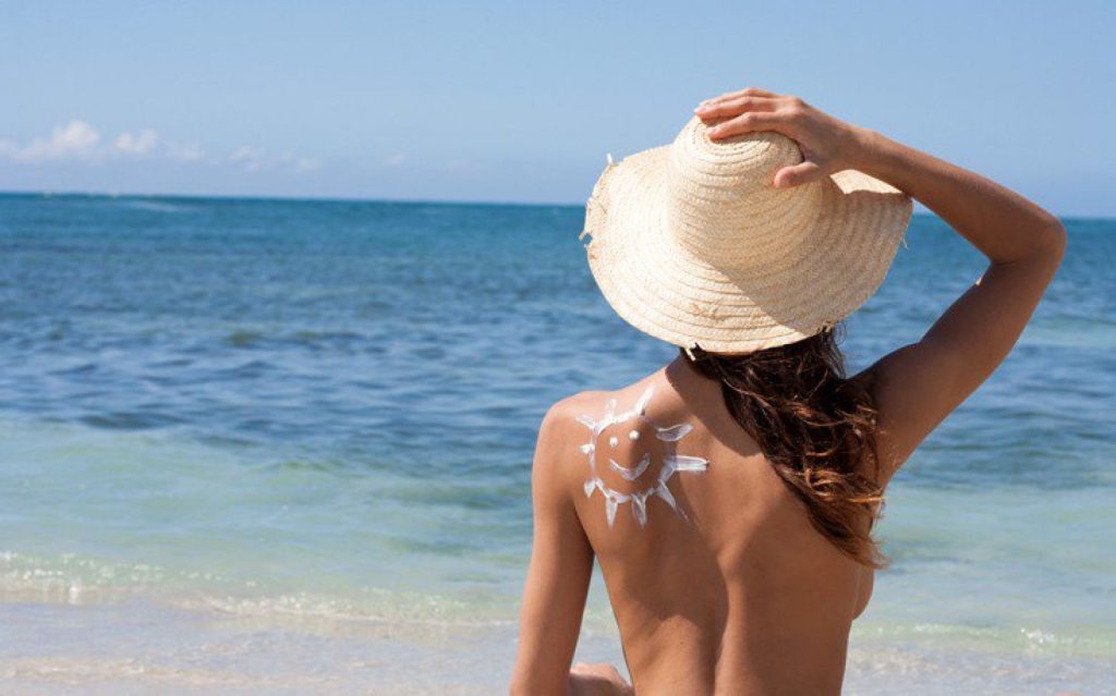 Τι δεν πρέπει να φας πριν πας στην παραλία – Οι τροφές που προκαλούν φούσκωμα