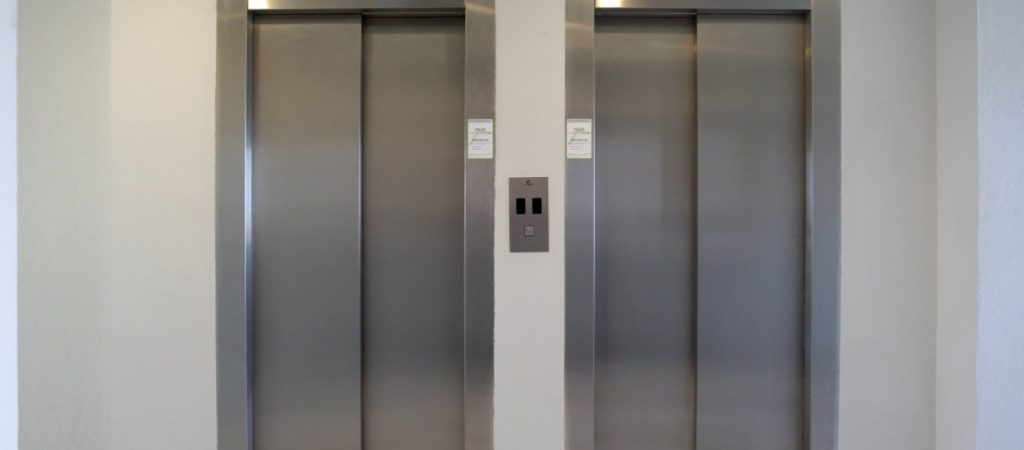 Γιατί τα ασανσέρ έχουν καθρέφτες;