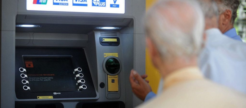 Τι αλλάζει από αύριο στις αναλήψεις μετρητών από τα ATM