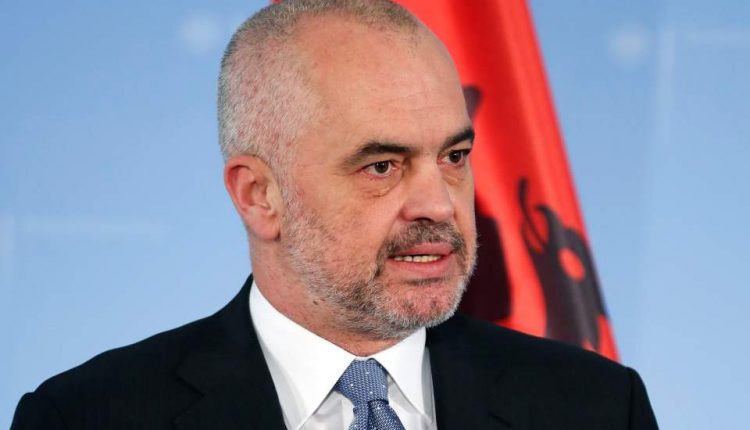 Το παράξενο ντύσιμο του Εντι Ράμα – Δείτε πως πήγε να ψηφίσει (φώτο)