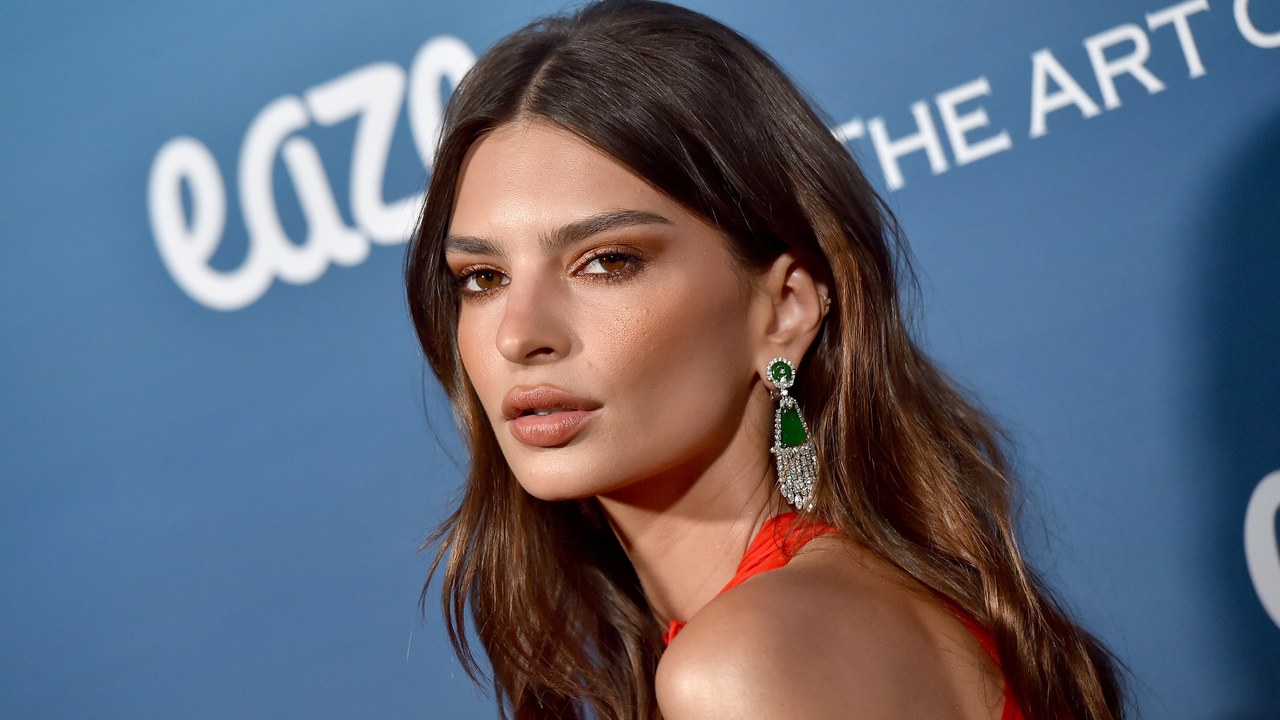 Emily Ratajkowski: Το αβυσσαλέο ντεκολτέ της προκάλεσε «πανικό» στο Instagram (φωτο)