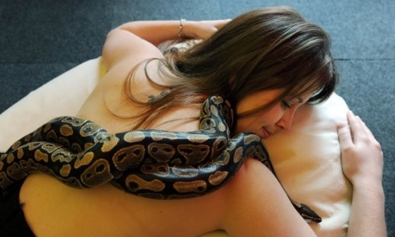 Αυτή η γυναίκα κοιμόταν κάθε βράδυ αγκαλιά με το φίδι της – Η φρικτή αλήθεια την άφησε «άφωνη»