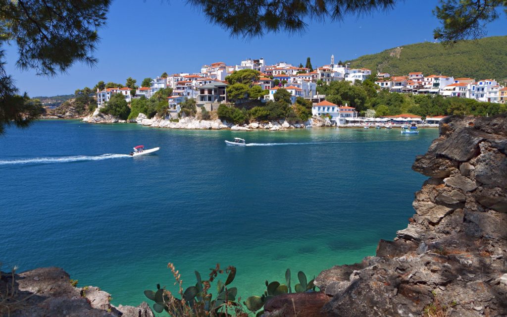 Κι όμως είναι αλήθεια: Το ελληνικό νησί-όνειρο που κάθε Ιούλιο ρίχνει τις τιμές του (βίντεο)