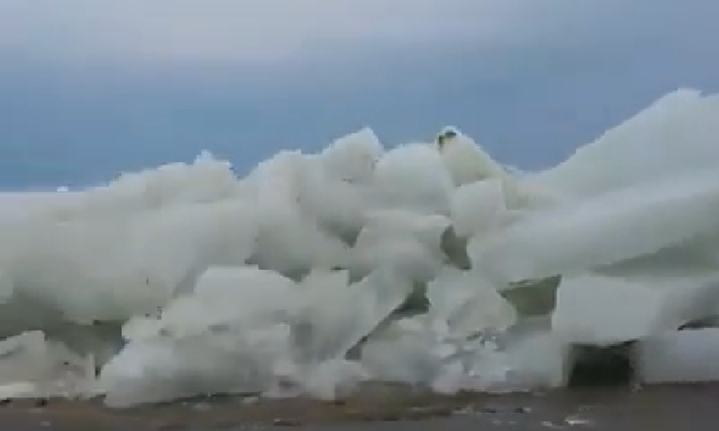 Δείτε τη στιγμή που εντυπωσιακό τσουνάμι πάγου «καταπίνει» τη στεριά (βίντεο)