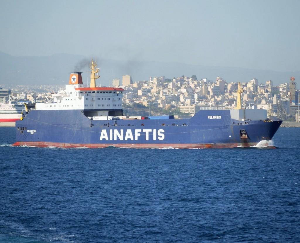 Δείτε τους εντυπωσιακούς ελιγμούς που έκανε το πλοίο Πελαγίτης στο λιμάνι της Χίου (βίντεο)
