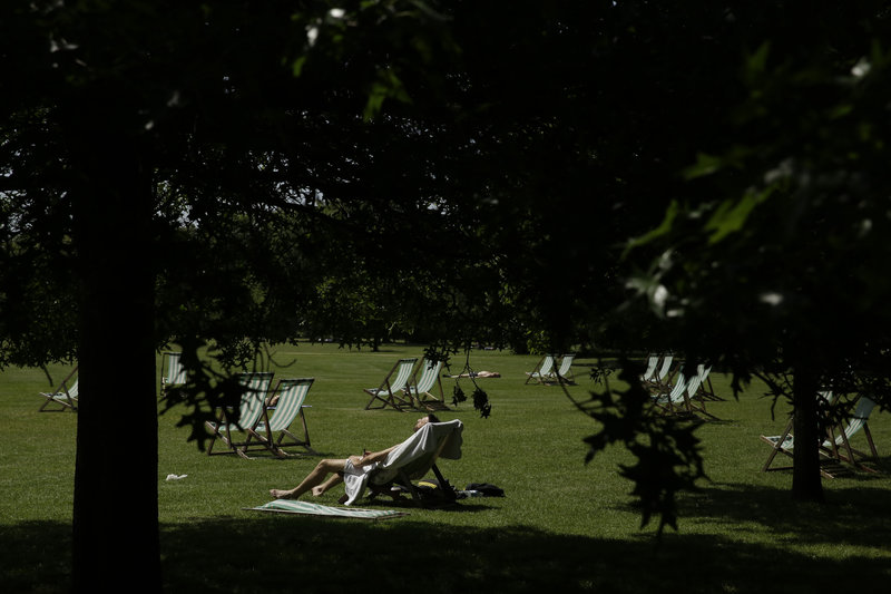 Στο έλεος του καύσωνα η Βρετανία – Έλιωσαν δρόμοι από τον καύσωνα (φωτο-βίντεο)