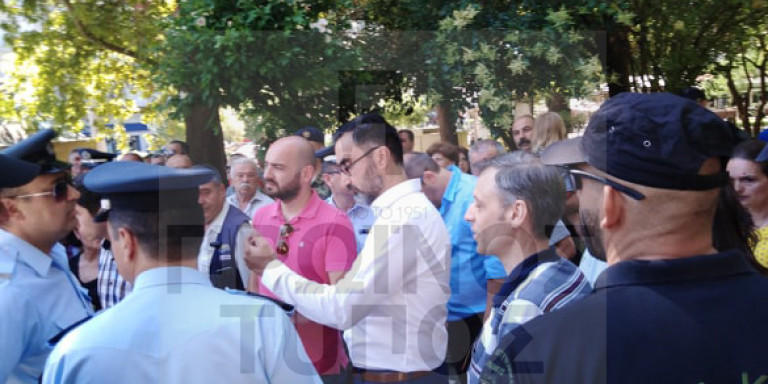 Aποδοκιμάστηκε βουλευτής του ΣΥΡΙΖΑ στην Δράμα για την εκχώρηση της Μακεδονίας: Ζήτησε την σύλληψη του πλήθους! (βίντεο)