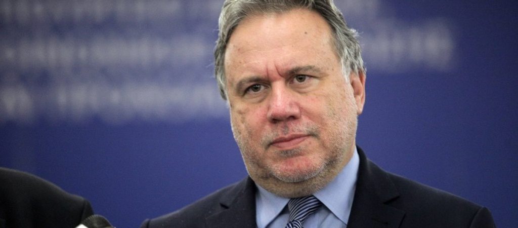 Ο Γιώργος Κατρούγκαλος χρησιμοποίησε το ιστορικό κτίριο του ΥΠΕΞ για φόντο στο προεκλογικό του σποτ (βίντεο)