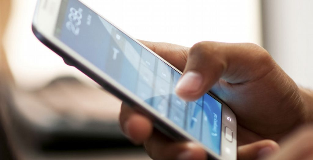 Αυτά είναι τα μεγάλα λάθη που κάνουμε με τη φόρτιση του κινητού μας