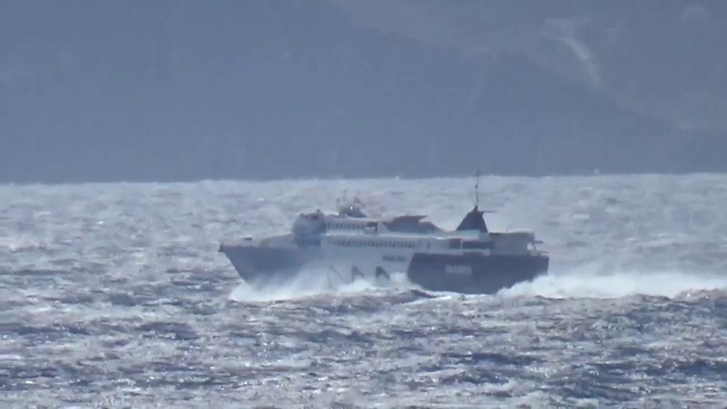 Βίντεο: O καπετάνιος του Paros Jet «δαμάζει» τα κύματα στο στενό μεταξύ Τήνου και Μυκόνου