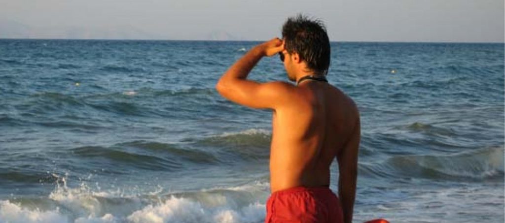 Εντυπωσιακά βίντεο: Ναυαγοσώστες σώζουν από βέβαιο πνιγμό λουόμενους στην Κρήτη! (βίντεο)