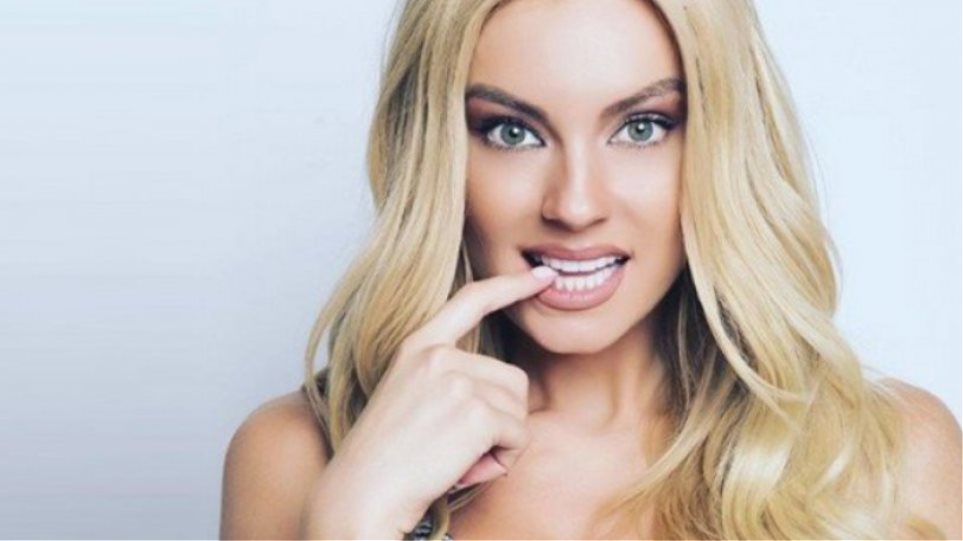 Η Τζούλια Νόβα κάνει γιόγκα μόνο με το μπικίνι της (φωτο)