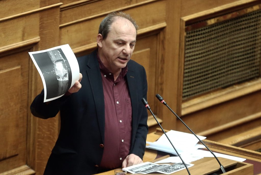Βουλευτής του ΣΥΡΙΖΑ «διατάζει» τον επικεφαλής αστυνομικό: «Θα κρατηθούν όλοι!» (βίντεο)