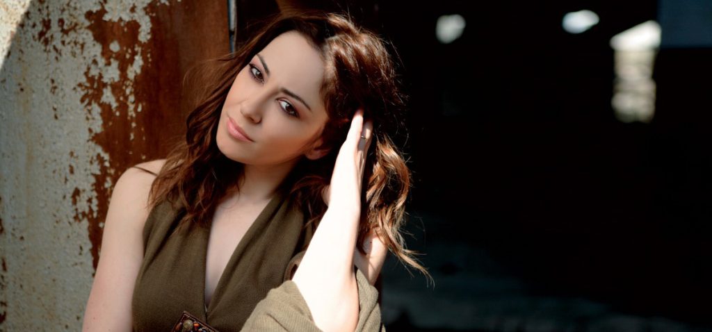 Ξεσήκωσε το κοινό της με το ντεκολτέ της (φωτο)