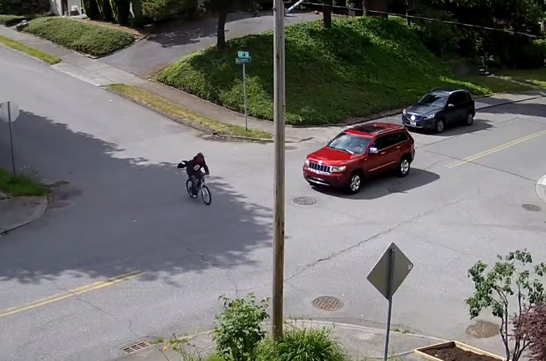 Τρομακτική σύγκρουση ποδηλάτη με SUV – Ανατριχιαστικές κραυγές… (βίντεο)