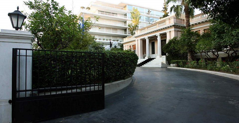 Το μυστήριο με την θηριώδη Jaguar έξω από το Μαξίμου