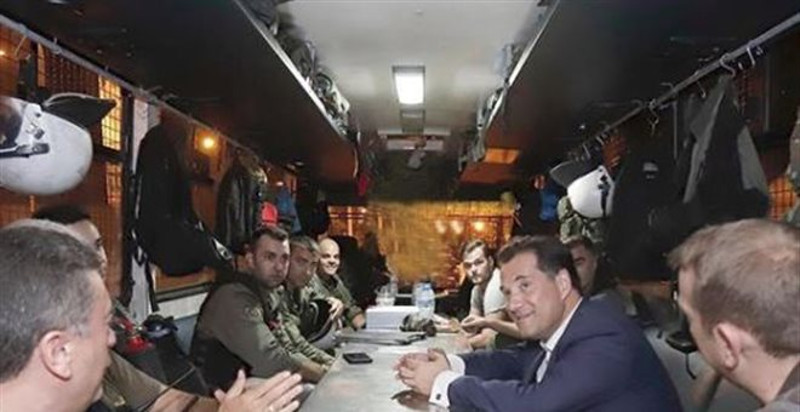 Έξω από το Πολυτεχνείο με τους άνδρες των ΜΑΤ ο Άδωνις Γεωργιάδης (φωτο)