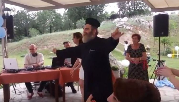 Μερακλής Ιερέας: Δείτε τον να «ρίχνει» τις βόλτες του με το «εδώ παπάς εκεί παπάς» (βίντεο)