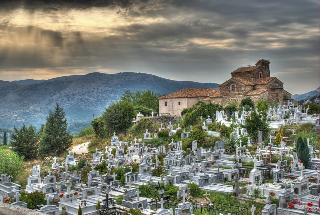 Γιατί ανάβουμε κανδήλια και κεριά στους τάφους