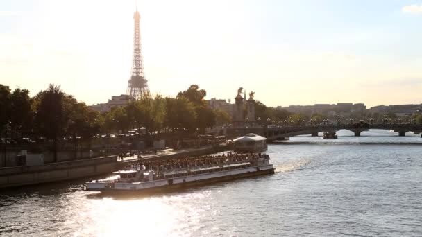 Το Παρίσι θέλει να απαγορεύσει τα τουριστικά λεωφορεία