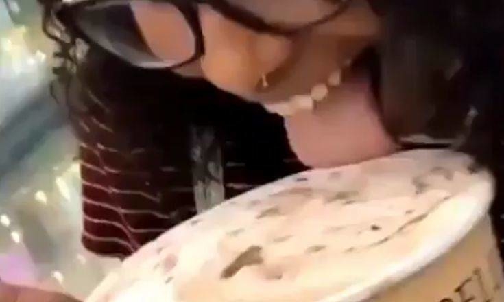 Νεαρή κοπέλα γλείφει παγωτό σε σούπερ μάρκετ και το ξαναβάζει στο ράφι (βίντεο)