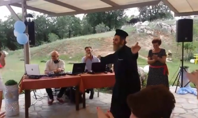 Viral ο Ιερέας που χορεύει «Εδώ παπάς εκεί παπάς»! (βίντεο)