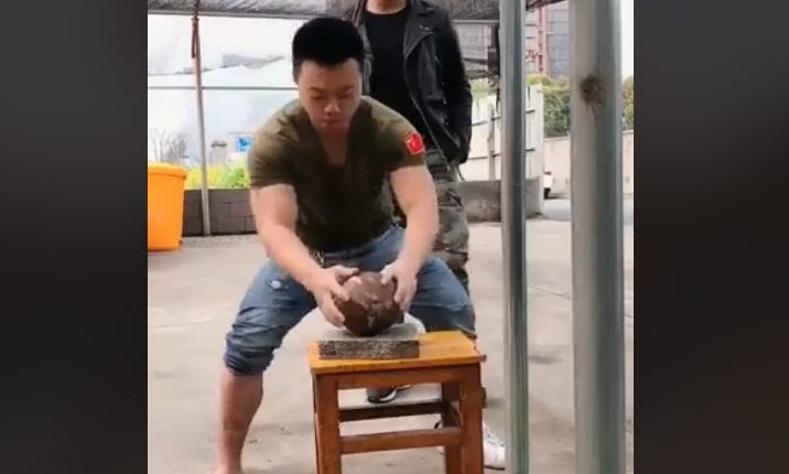 Αν δείτε τι κάνει ο άνθρωπος θα μείνετε «άφωνοι»! (βίντεο)