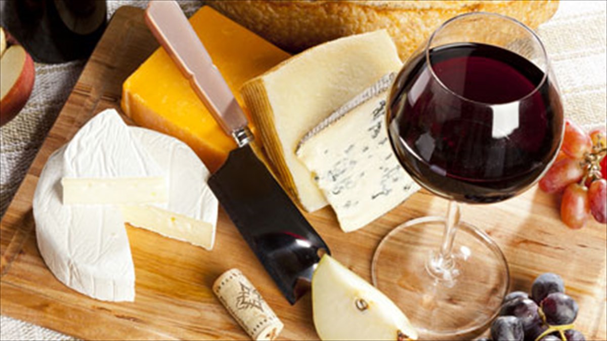 Γιατί το κρασί έχει καλύτερη γεύση όταν συνοδεύεται από τυρί;