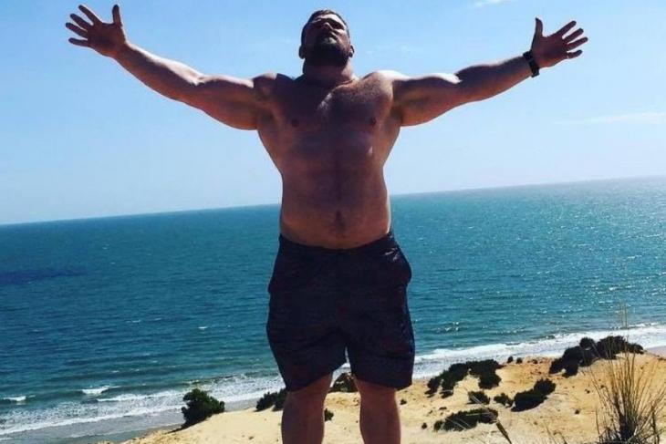 Ο άνθρωπος που σταματάει αυτοκίνητα μόνο με τα χέρια του! (βίντεο)