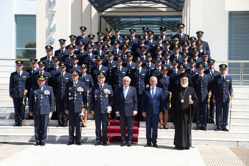 Τα ξίφη στους νέους και τις νέες ανθυποσμηναγούς επέδωσε ο Παυλόπουλος