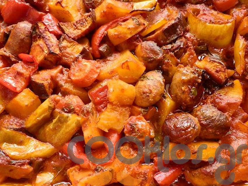 Η συνταγή της ημέρας: Χωριάτικα λουκάνικα με λαχανικά στο φούρνο