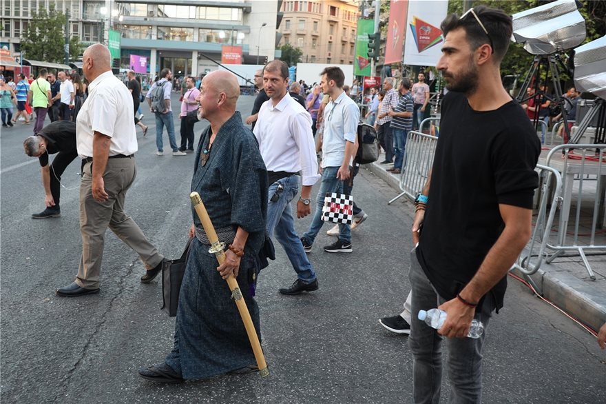 Φωτό: Ένας… «σαμουράι» στο Σύνταγμα – Λίγο πριν την oμιλία Α.Τσίπρα