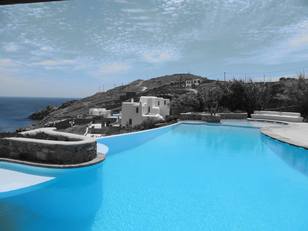 Μύκονος: Φορτηγό «προσγειώθηκε» δίπλα σε πισίνα πολυτελούς ξενοδοχείου (βίντεο)